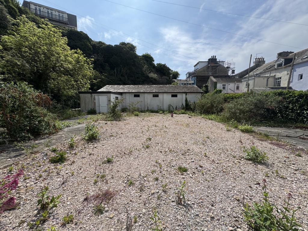 Lot: 84 - DETACHED COMMERCIAL UNIT ON GOOD SIZE PLOT WITH POTENTIAL - View of building and land